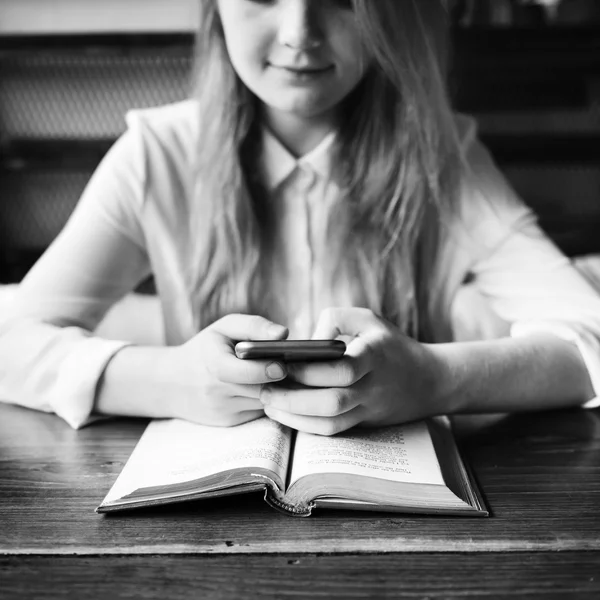 Žena používající chytrý telefon — Stock fotografie