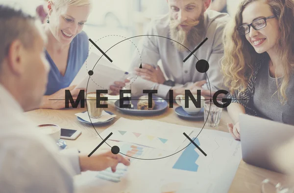 Personnes discutant de la réunion — Photo