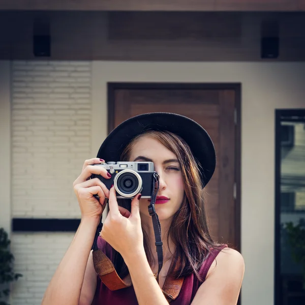 Menina fotógrafa com câmera — Fotografia de Stock