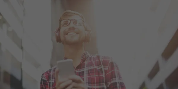 Hombre escuchando música —  Fotos de Stock