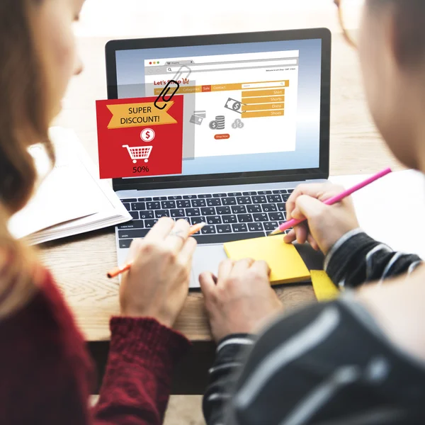 Chicas trabajando con concepto de ordenador portátil — Foto de Stock