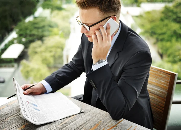 Empresário falando ao telefone — Fotografia de Stock