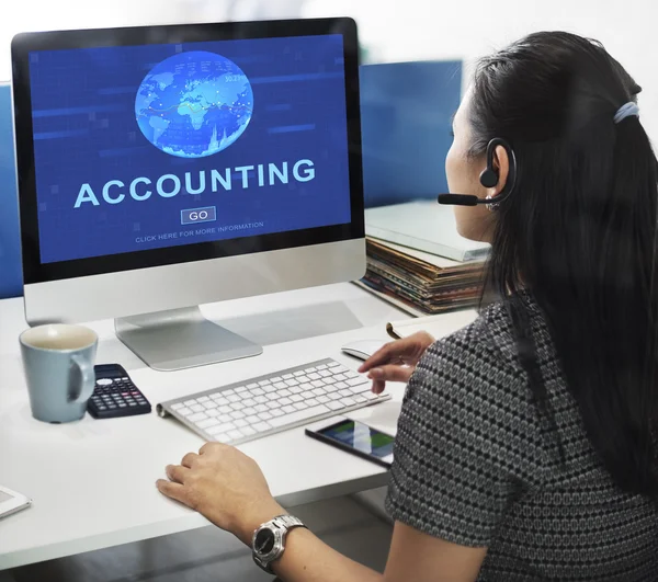 Femme d'affaires travaillant sur ordinateur avec comptabilité — Photo