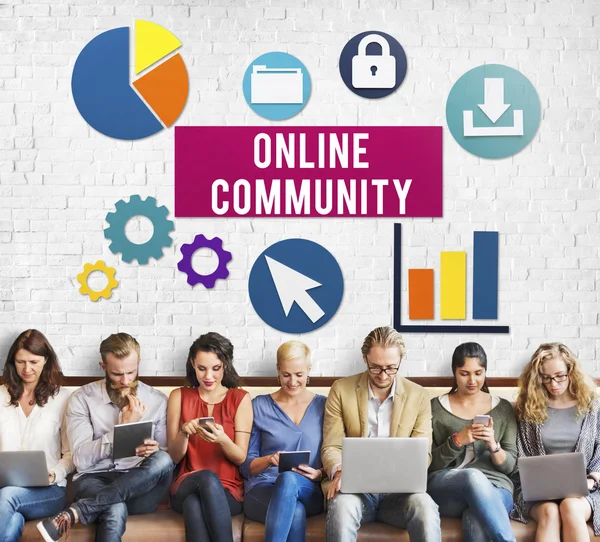 Mensen zitten met apparaten en Online Community — Stockfoto