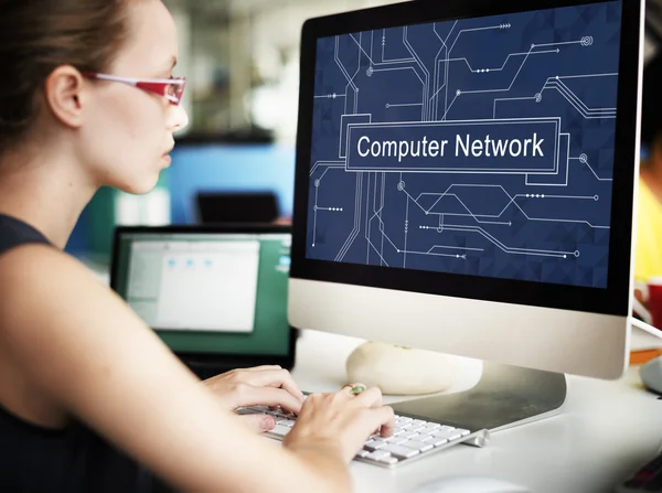 Işkadını üstünde bilgisayar bilgisayar ağı ile çalışma — Stok fotoğraf