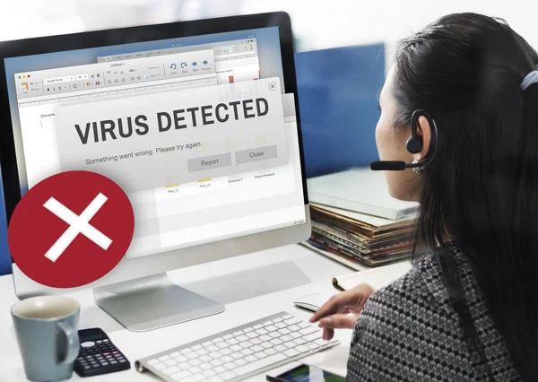 Бізнес-леді, що працює на комп'ютері з виявленим вірусом — стокове фото