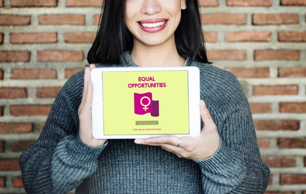 Vrouw houdt tablet met gelijke kansen — Stockfoto