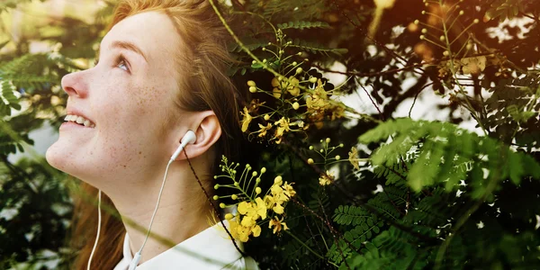 Mujer escuchando música — Foto de Stock