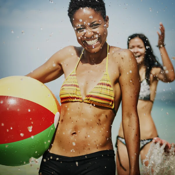Amigos disfrutando en la playa — Foto de Stock