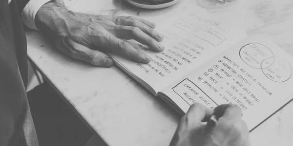 Empresario trabajando con cuaderno — Foto de Stock