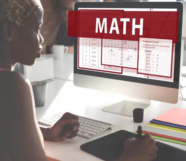 Zakenvrouw werken op de computer met Math — Stockfoto