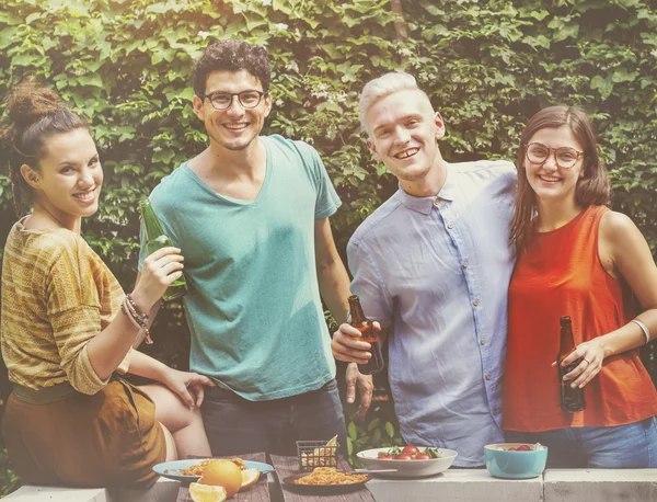 Portrait of happy friends  with food — Stock Photo, Image