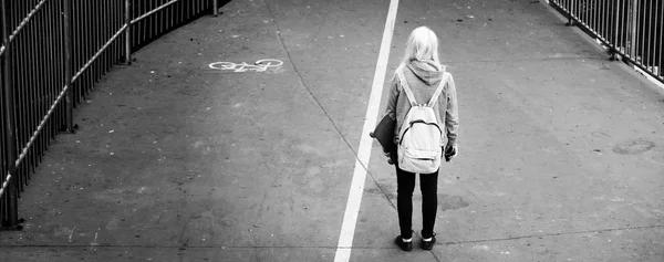 Femme restant dans la rue — Photo