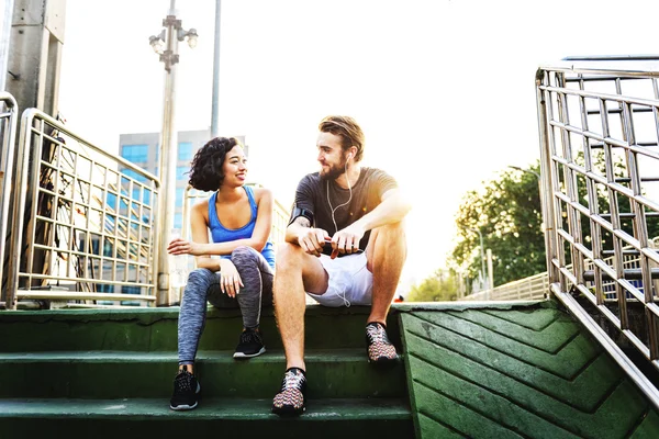 Couple faisant de l'exercice ensemble — Photo