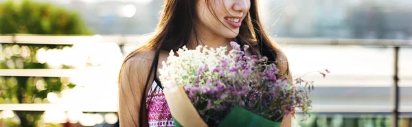 花の花束を持つ女性 — ストック写真