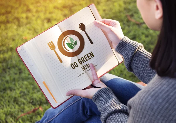 Mujer leyendo libro y ir verde — Foto de Stock