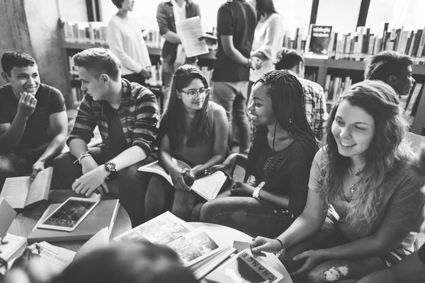 Studenten communiceren in bibliotheek — Stockfoto