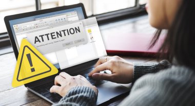 dikkat ile laptop yazarak kadın