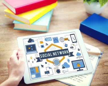 Tablet kullanan adam