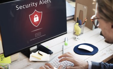 Bilgisayarda çalışan iş adamı