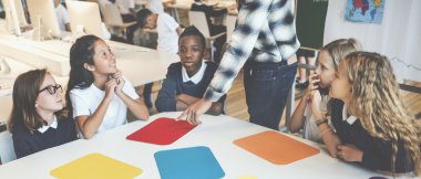 Öğrenciler, okulda ders olması