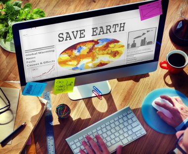 Bilgisayar kullanan adam 