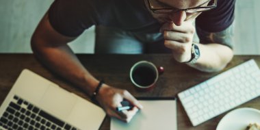 bilgisayarda çalışan adam