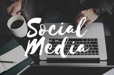 Dizüstü bilgisayar kullanan iş adamı