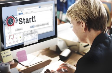 Bilgisayarda çalışan iş kadını