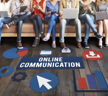 aygıtlar ve Online iletişim ile insanlar oturup