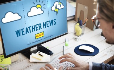 Bilgisayar klavyesinde yazan iş adamı