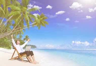 Plajda işadamı kalan yalnız