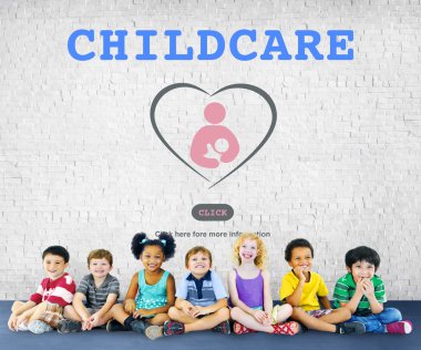 Çeşitlilik çocuk birlikte oturan