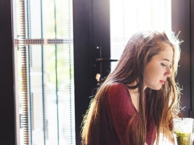 kadın içki içecek