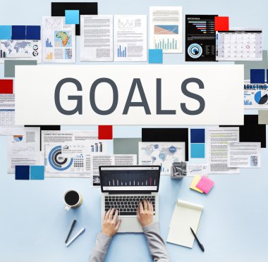 laptop ile çalışan kişi