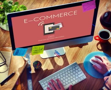 İşadamı bilgisayar E-ticaret kavramı ile kullanma 