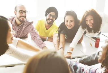 İnsanlar el ele tutusun