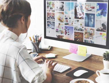 bilgisayarla çalışma kız