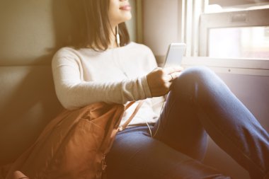 Cep telefonu olan kadın. 