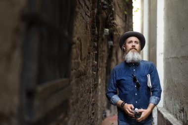 Sokakta yürüyen adam