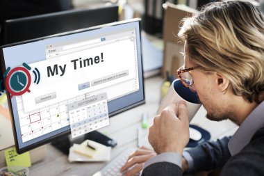 Bilgisayar klavyesinde yazan iş adamı