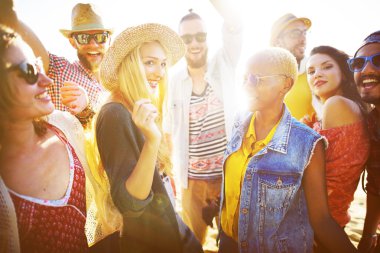 Sahilde birlikte vakit arkadaşlar