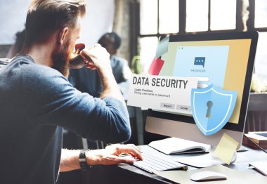 bilgisayarda çalışan adam 