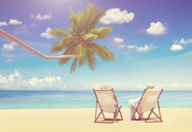 Çift sahilde rahatlatıcı