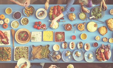 arkadaşlar büyük tablo için yemek