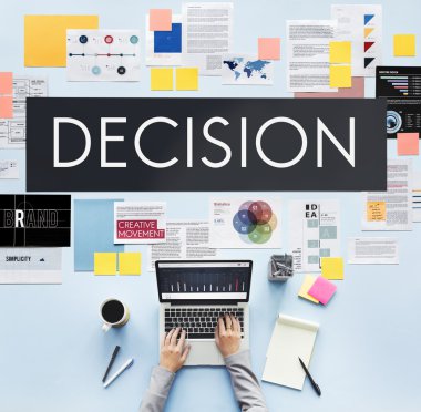 Dizüstü bilgisayar kullanan kadın