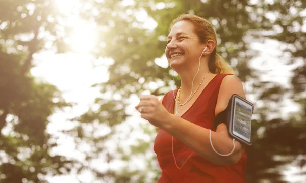 Mujer jogger al aire libre — Foto de Stock