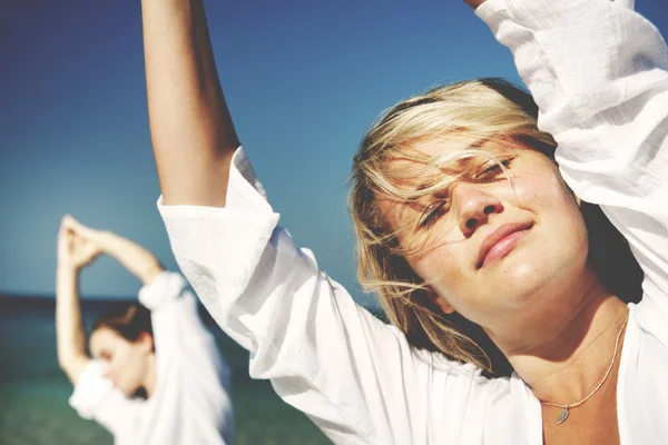 Persone che fanno yoga in spiaggia — Foto Stock