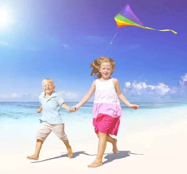 Niños felices jugando juntos — Foto de Stock