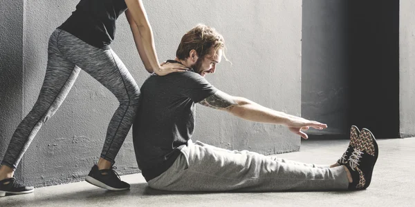 Casal fazendo exercício juntos — Fotografia de Stock